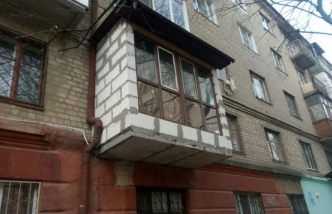 В херсоне из-за возведенных с нарушениями балконов дом трещи.