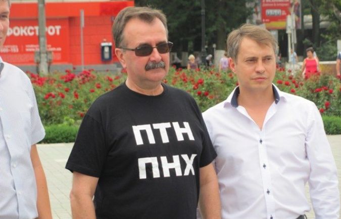 На панихиду по погибшим пассажирам малазийского «Боинга» мэр Херсона и его заместитель пришли в футболках «ПТН-ПНХ». (Фото) На панихиду по погибшим пассажирам малазийского «Боинга» мэр Херсона и его заместитель пришли в футболках «ПТН-ПНХ». (Фото)