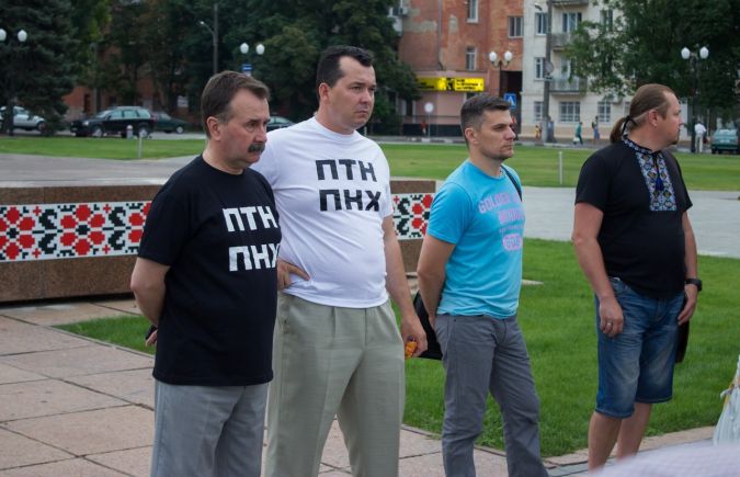 На панихиду по погибшим пассажирам малазийского «Боинга» мэр Херсона и его заместитель пришли в футболках «ПТН-ПНХ». (Фото) На панихиду по погибшим пассажирам малазийского «Боинга» мэр Херсона и его заместитель пришли в футболках «ПТН-ПНХ». (Фото)