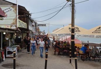 «Это не Море. Это ЖП!!! Мухи, грязь, бумажки, бокалы, бутылки», - курортники об отдыхе в Железном Порту