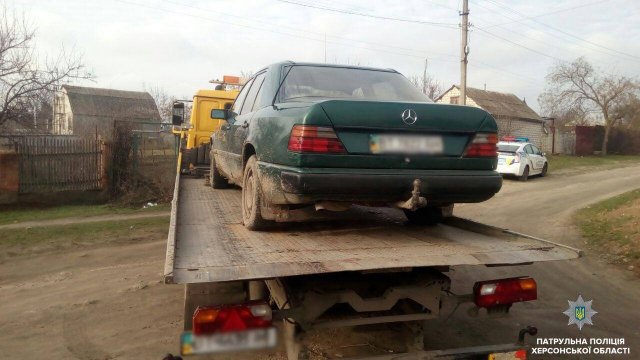 В Херсоне пьяный водитель убегал от полицейских, а после остановки его авто - уснул в кустах 9