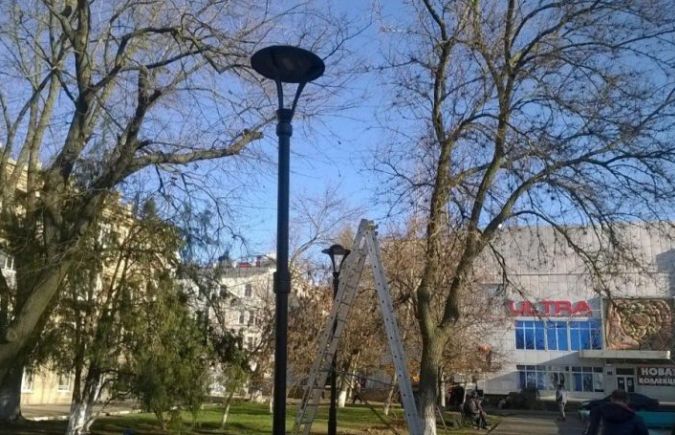 В Херсоне на бульваре Мирном установили современные светильники 6