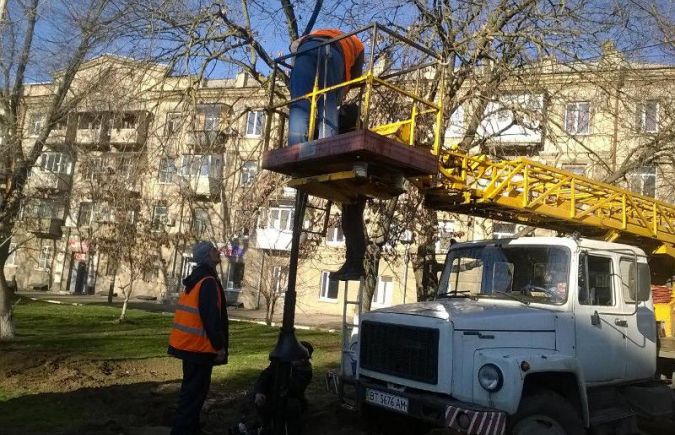 В Херсоне на бульваре Мирном установили современные светильники 5