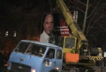 В центре Херсона за ночь спилили все щиты с Ильей Кивой 3