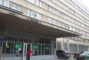 На территории Херсонской детской областной больницы воры «чистят» карманы и даже вскрывают машины 3